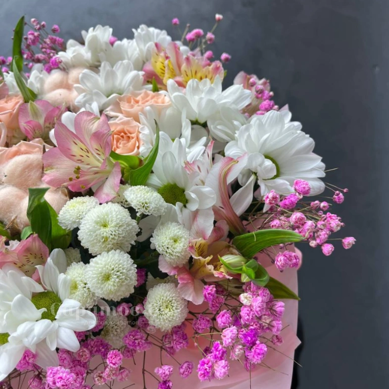 Композиция &laquo;розовое на белом&raquo;