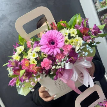 Цветы в коробке микс с герберой, альстромериями, диантусами и хризантемами