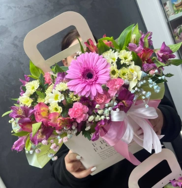 Цветы в коробке микс с герберой, альстромериями, диантусами и хризантемами