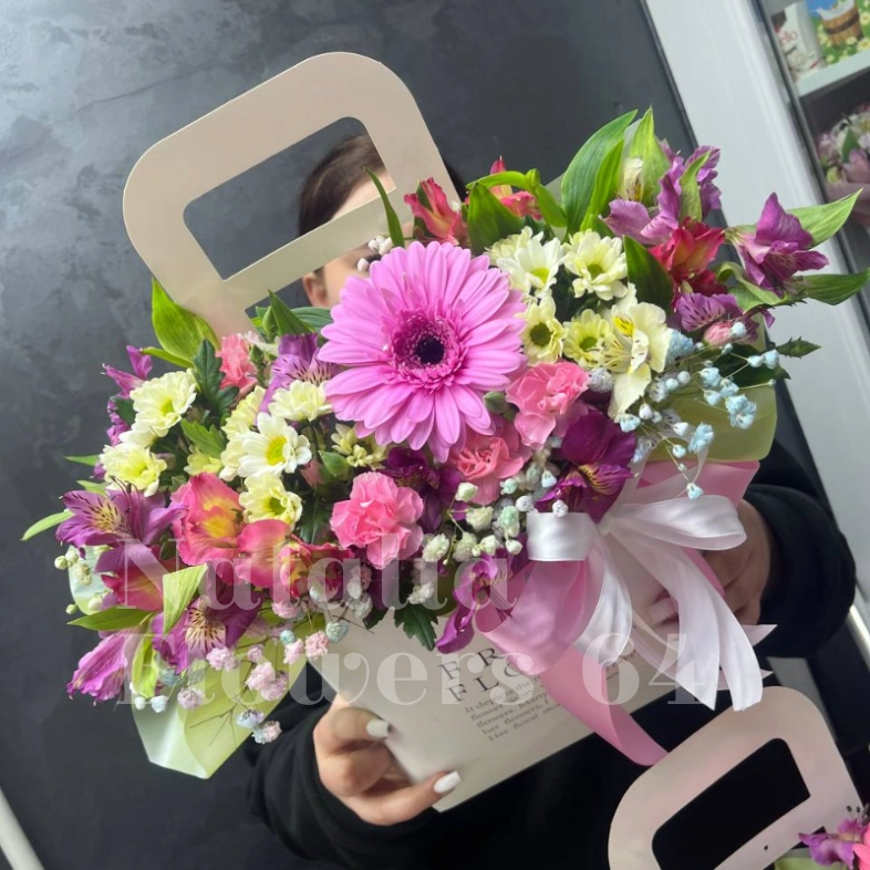 Цветы в коробке микс с герберой, альстромериями, диантусами и хризантемами