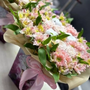 Композиция в коробке из хризантем, альстромерий, роз и хлопка 1