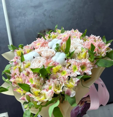 Композиция в коробке из хризантем, альстромерий, роз и хлопка