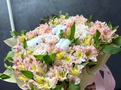 Композиция в коробке из хризантем, альстромерий, роз и хлопка