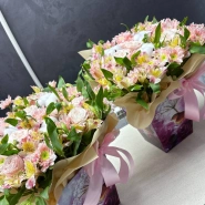 Композиция в коробке из хризантем, альстромерий, роз и хлопка 2