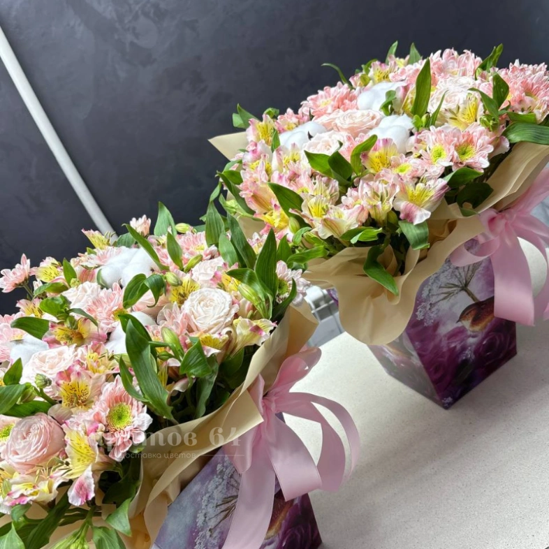 Композиция в коробке из хризантем, альстромерий, роз и хлопка