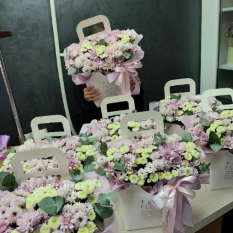 Композиция зи хризантем и эвкалипта в нежных тонах