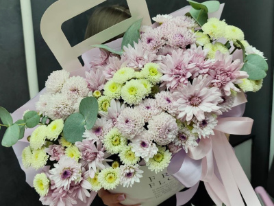 Композиция зи хризантем и эвкалипта в нежных тонах