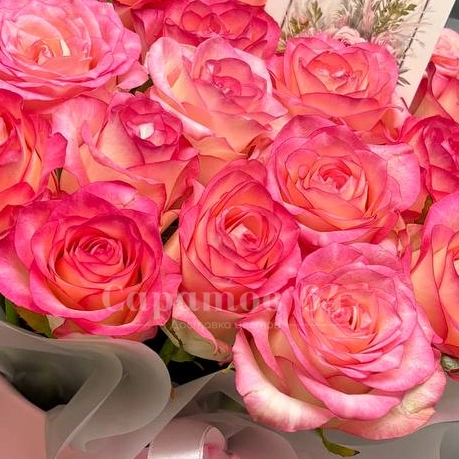 25 розовых роз в шляпной коробке