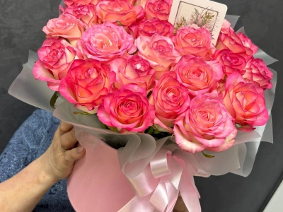 25 розовых роз в шляпной коробке