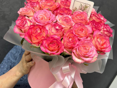 25 розовых роз в шляпной коробке
