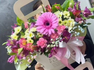 Яркий микс альстромерий и хризантем с герберой