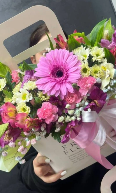 Яркий микс альстромерий и хризантем с герберой