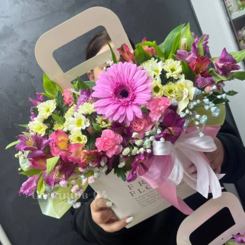 Яркий микс альстромерий и хризантем с герберой