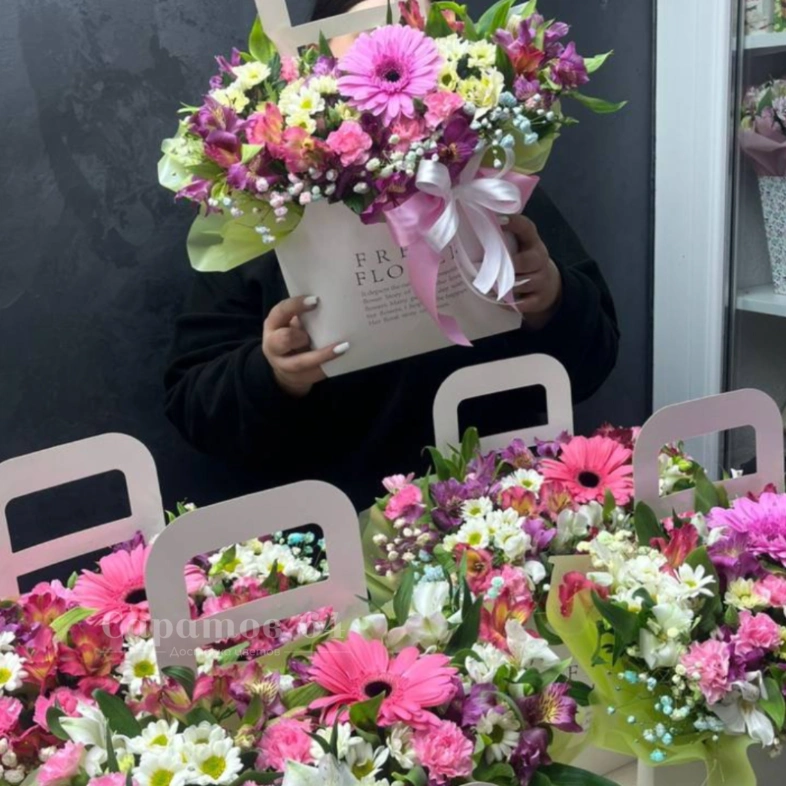 Яркий микс альстромерий и хризантем с герберой