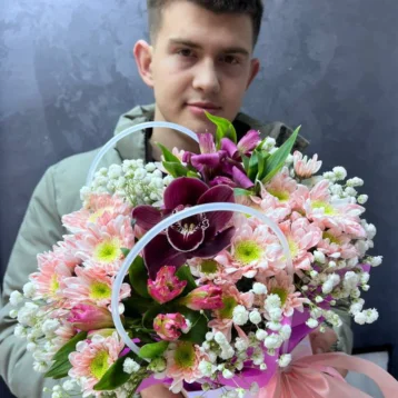 Сумочка с орхидеей, хризантемами и гипсофилой