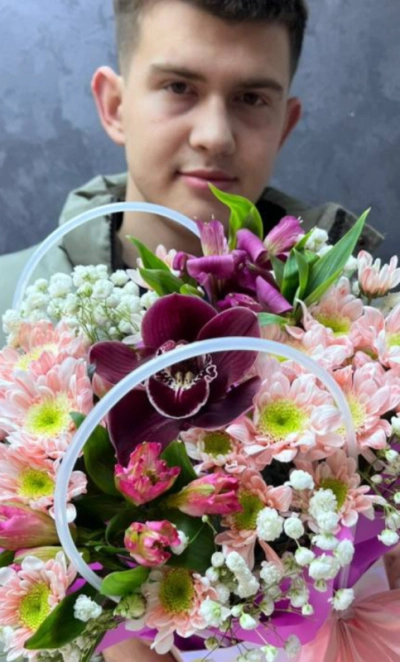 Сумочка с орхидеей, хризантемами и гипсофилой