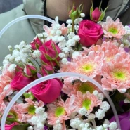 Сумочка с кустовой розой, хризантемами и гипсофилой 2