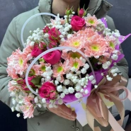 Сумочка с кустовой розой, хризантемами и гипсофилой 1