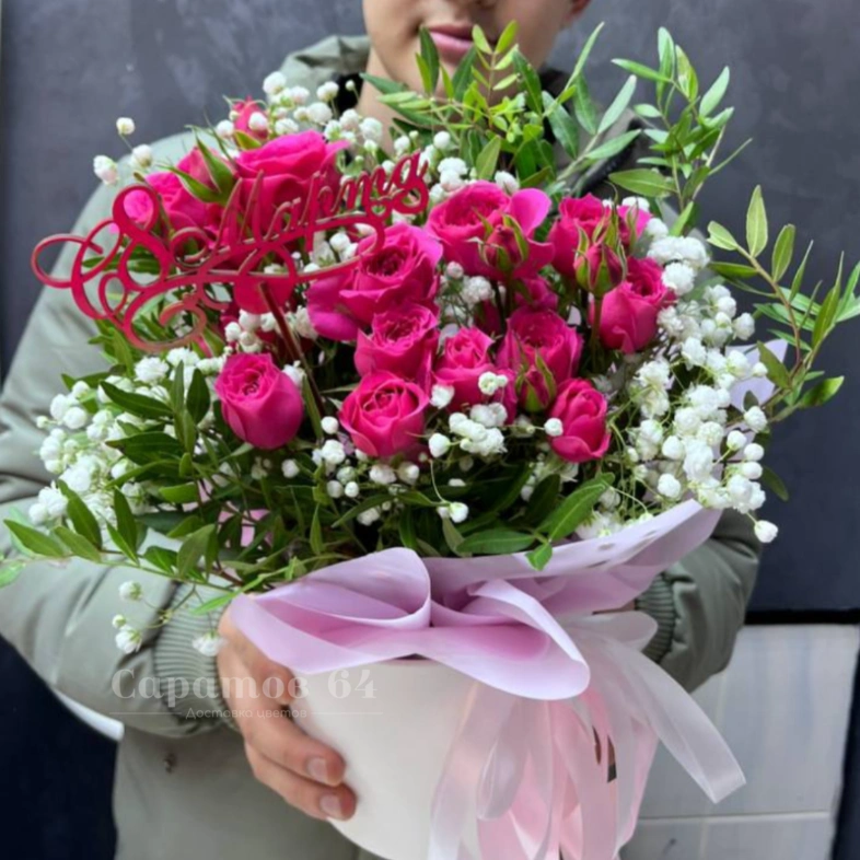 Кустовые розы с гипсофилой в шляпной коробке