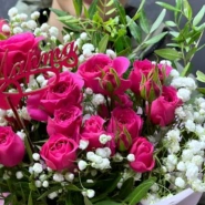 Кустовые розы с гипсофилой в шляпной коробке 2