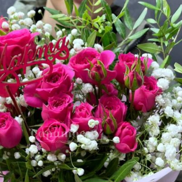 Кустовые розы с гипсофилой в шляпной коробке