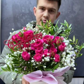 Кустовые розы с гипсофилой в шляпной коробке