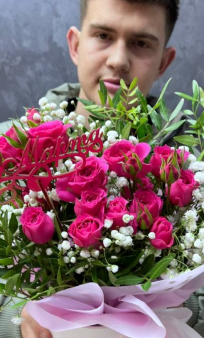 Кустовые розы с гипсофилой в шляпной коробке