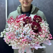 Гипсофила с орхидеей в шляпной коробке  1