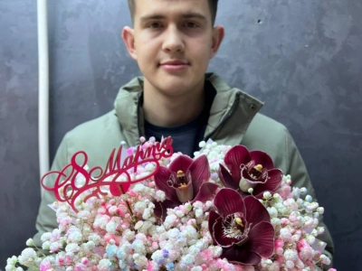 Гипсофила с орхидеей в шляпной коробке 