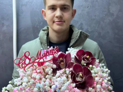 Гипсофила с орхидеей в шляпной коробке 