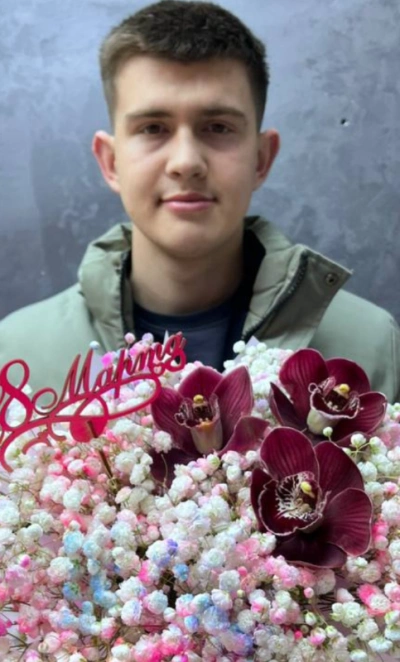 Гипсофила с орхидеей в шляпной коробке 