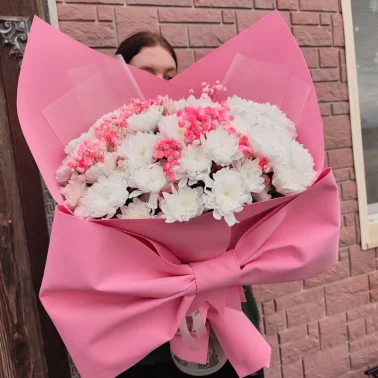 Букет с хризантемами и гипсофилой «Барби»