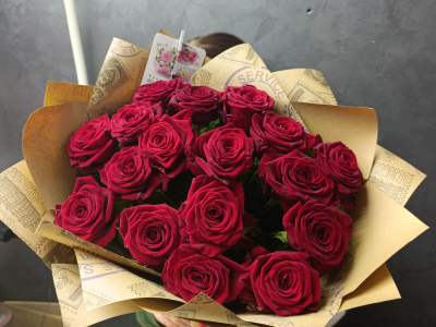 17 красных роз Ред Наоми в крафте