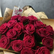 17 красных роз Ред Наоми в крафте 1