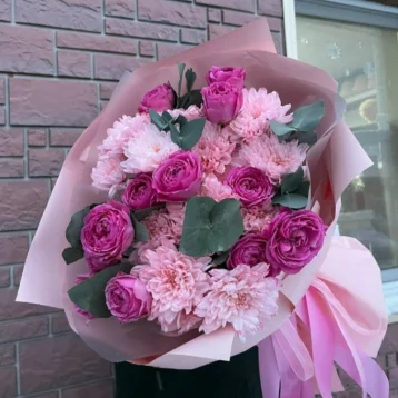 Нежный букет с хризантемами и пионовидной кустовой розой