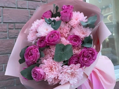 Нежный букет с хризантемами и пионовидной кустовой розой