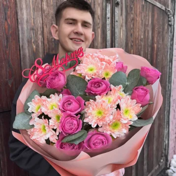 Круглый буеет с хризантемами и пионовидной кустовой розой