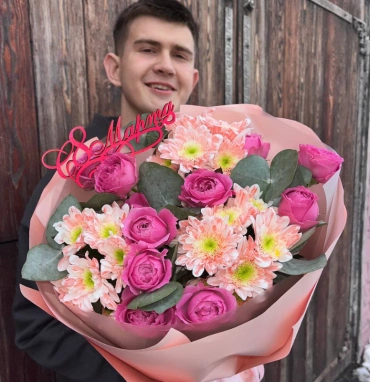 Круглый букет с хризантемами и пионовидной кустовой розой