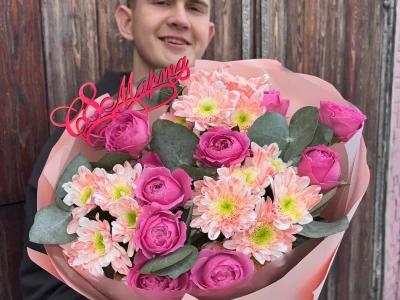 Круглый букет с хризантемами и пионовидной кустовой розой