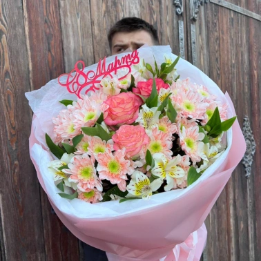 Букет с розами, хризантемами и альстромерией 