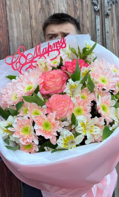 Букет с розами, хризантемами и альстромерией 