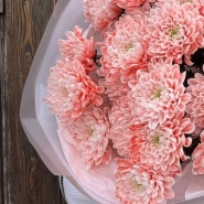 Круглый букет с хризантемами  1