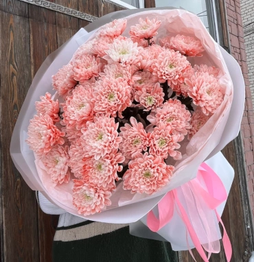 Круглый букет с хризантемами 