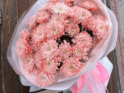 Круглый букет с хризантемами 