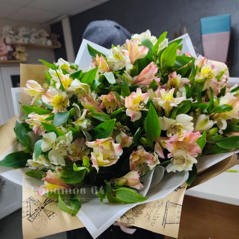 Букет с альстромерией микс