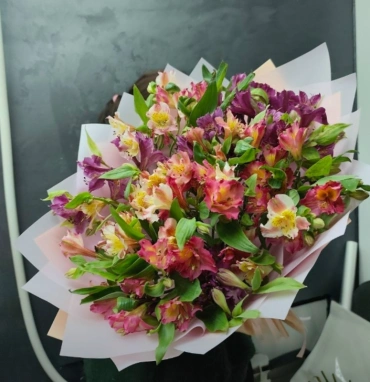 Букет с альстромерией микс