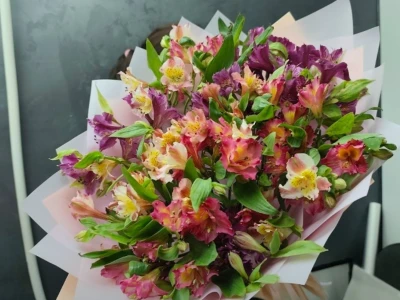 Букет с альстромерией микс