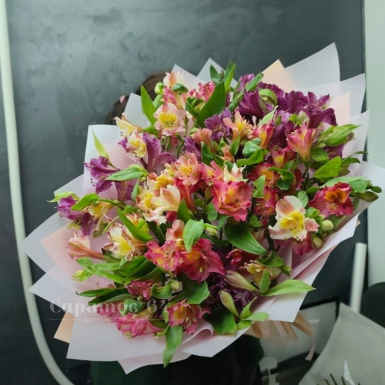 Букет с альстромерией микс