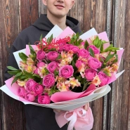 Букет с пионовидной кустовой розой и альстромерией 1