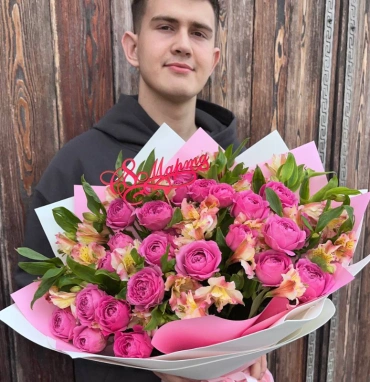 Букет с пионовидной кустовой розой и альстромерией